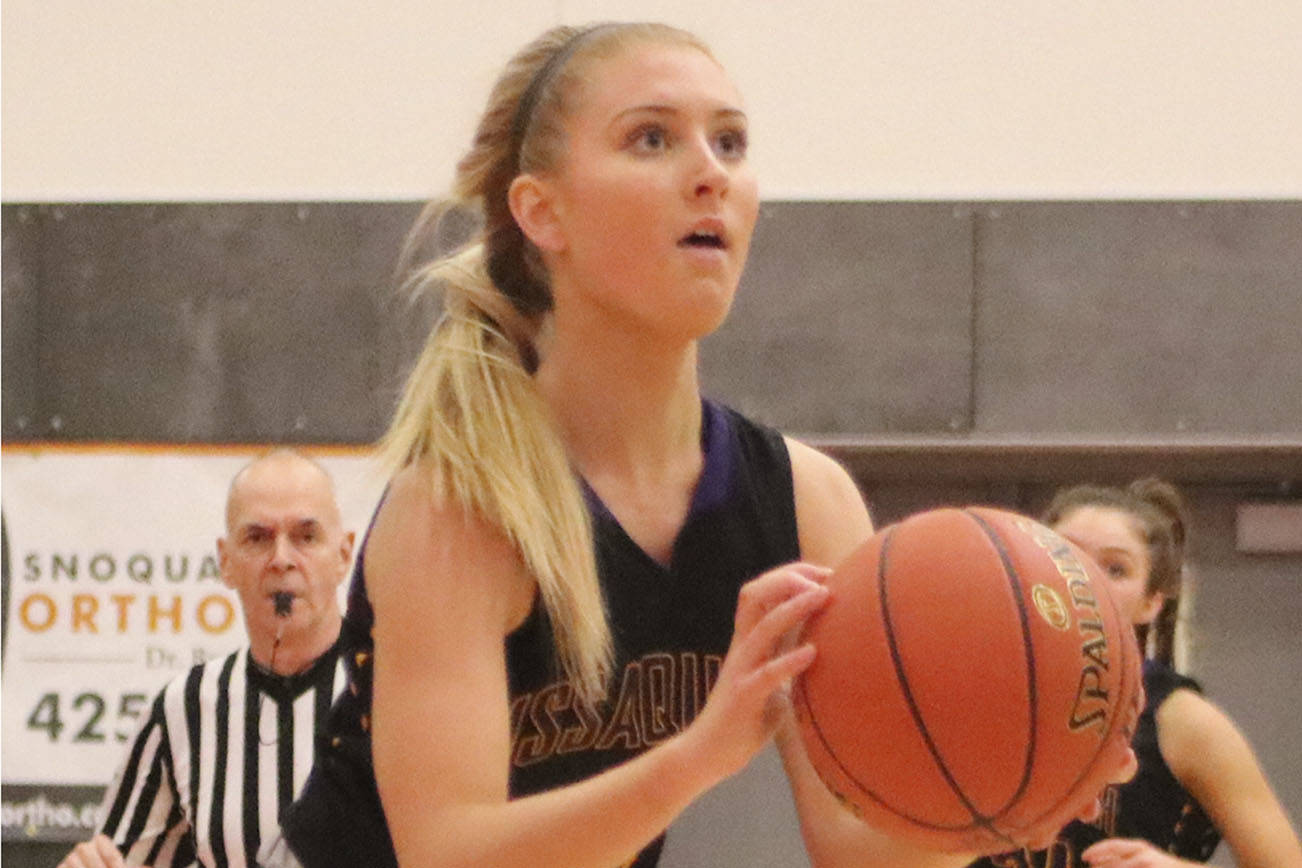 Issaquah basketball teams battle Mount Si on the hardwood