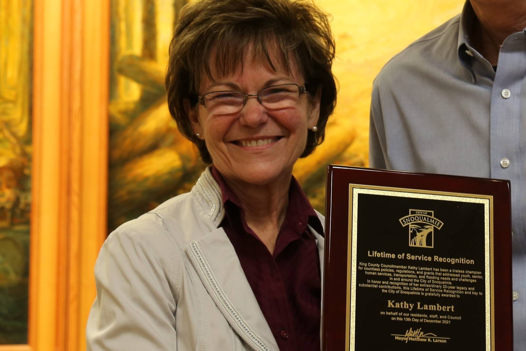 Kathy Lambert receives a key to the city from Snoqualmie Mayor Matt Larson on Dec. 13. Courtesy photo